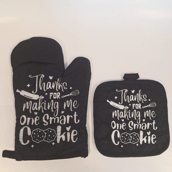 Teacher Appreciation Gifts - 2pc Oven mitt set- New in package - No tags - Picture 1 of 1